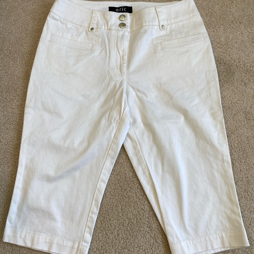 Women’s White knee length shorts by Eric. Size 6